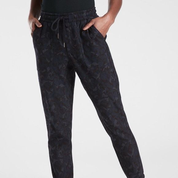 Athleta Pants - Athleta Farallon Stratum Camo Camouflage Jogger Pants Navy Blue Size 6
